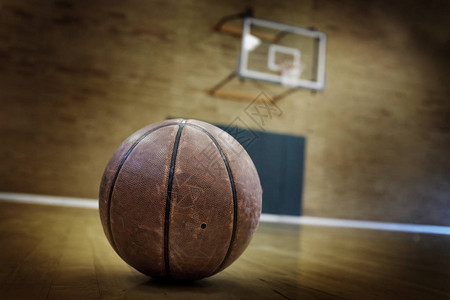 篮球场上的球用于比赛和运动图片