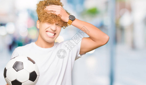 带着足球的英俊男青年头顶着压力图片