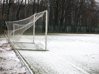 足球目标在雪覆盖的体育图片