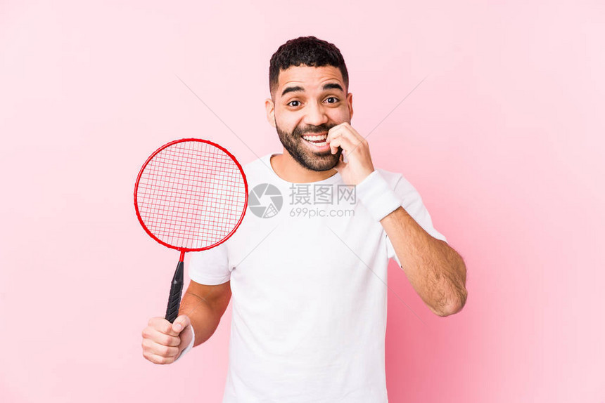 年轻的阿拉伯男子打羽毛球图片