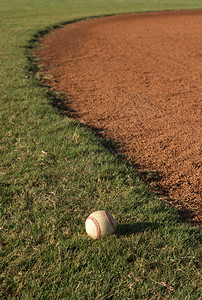 外场边缘的棒球图片