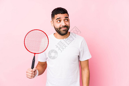 玩羽毛球的阿拉伯青年男子独自梦想实现目的与目的图片
