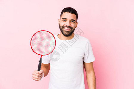 玩羽毛球的阿拉伯年轻人快乐微笑和欢图片