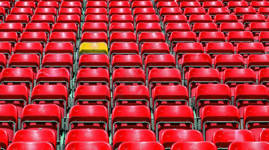 看台为体育场内的球迷提供座位图片