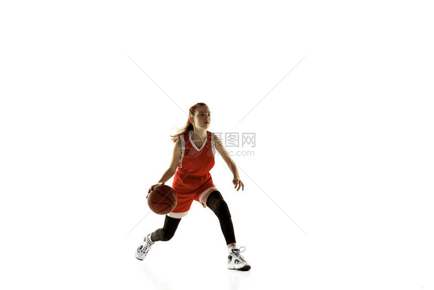 年轻的高加索女篮球员在行动中图片