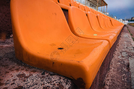 体育场橙色座位的前面图片