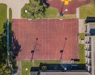 红色足球和篮球场的鸟瞰图图片