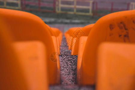 体育场橙色座位的前面图片