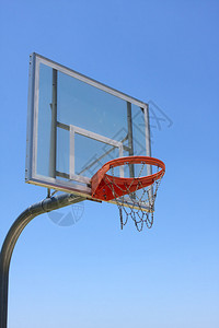 反对蓝天的室外篮球架图片