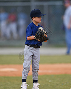英俊年轻棒球选手在棒球比赛中制作精彩剧图片