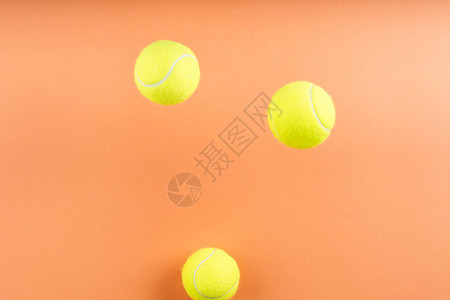 网球在橙色抽象背景上跳动背景图片