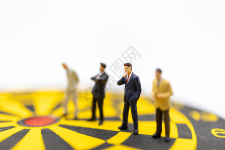 业务规划继任和管理念一群商人微型人物站在白色背景上的黄色和黑色飞镖板图片