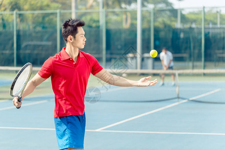 职业网球运动员在一场艰难的比赛开始时在发球后抛球后准图片