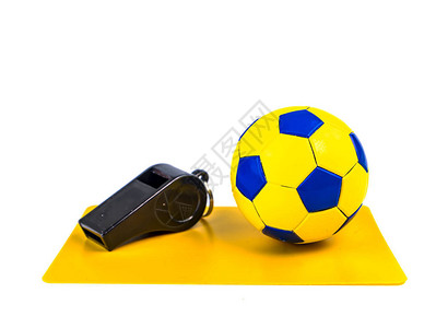 足球和黄牌与足球裁判员的哨子在白色背景足球锦标赛世界欧洲裁判图片