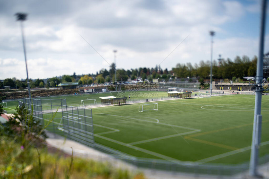 拍摄一些具有倾斜轮转效应的足球场的照片图片