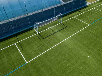 足球目标和罚球区的空中观察白线空足图片