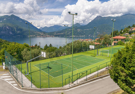 山地背景的足球或足球场和篮球场在意大图片