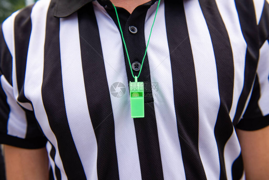 足球裁判拿着绿色塑料口哨近身贴着别图片