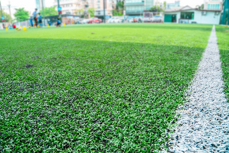 绿草上的白条纹线用于没有背景的足球田图片