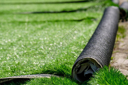 欧洲足球场的人造草皮卷晴天人造草开始工作图片