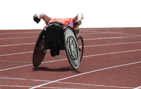 白背景运动赛期间在赛道上骑着特别轮椅的运图片