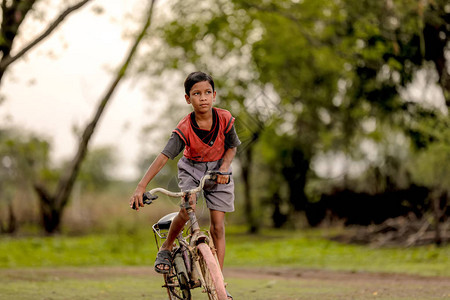 骑自行车的印度小孩图片