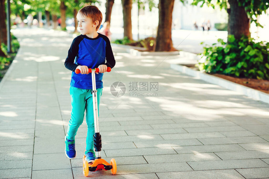 可爱的男孩骑在夏日公园的滑板车上健康的生活方式和运动休闲孩子在户外度过活跃的时间孩子们学习滑旱冰图片
