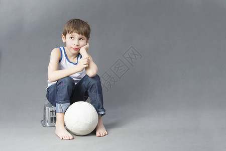 男孩梦想成为一名橄榄球运动员的梦想中图片