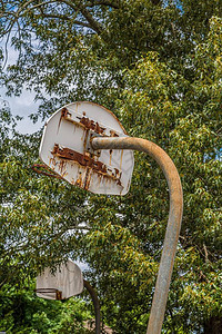 在废弃的篮球法庭上旧图片