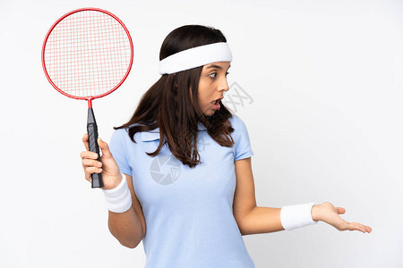 青羽毛球女玩家在孤立的白色背景和出人意料图片