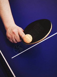 乒乓球运动员用球拍击球图片