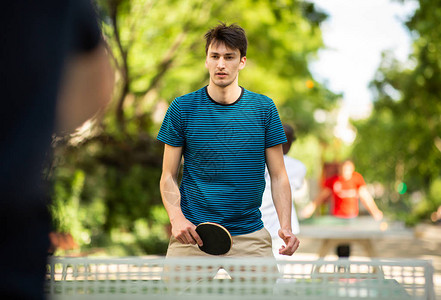 户外打乒乓球的年轻人肖像图片