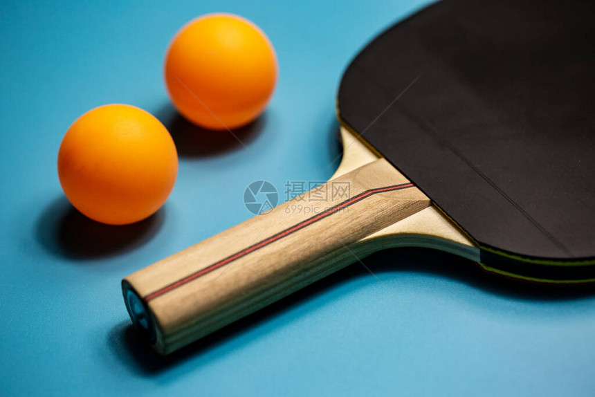 蓝底两颗橙色蛋的紧贴式乒乓球和图片