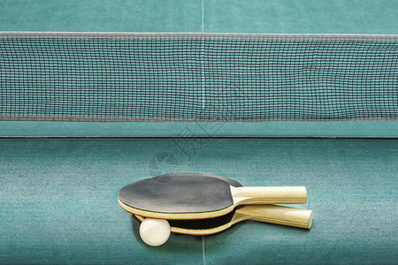 绿色桌上的网球或乒乓图片