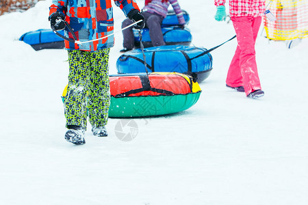 孩子们在雪山下滑雪管冬季活动图片