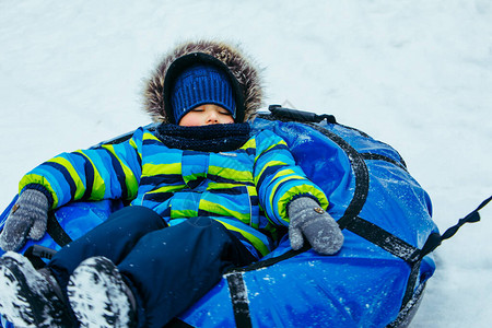 雪管里的小孩冬季活动图片