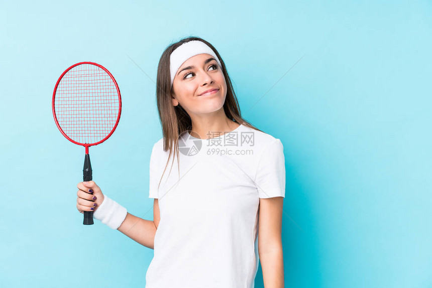 年轻白人女子打羽毛球孤立梦想实图片