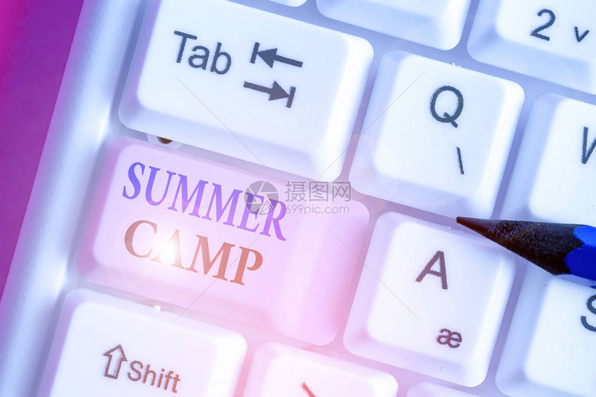 显示夏令营的书写笔记夏季进行的儿童监督计图片