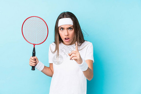 玩羽毛球的年轻文化女孤立地拥有一个想图片