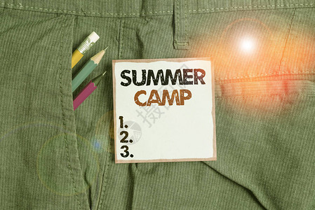 显示夏令营的书写笔记夏季儿童监督计划的商业概念书写设备和裤袋中图片
