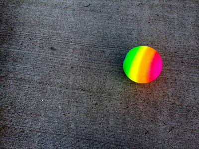 音乐会游乐场地板上的彩色橡皮球弹跳图片