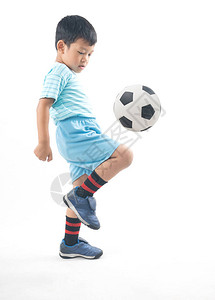 亚洲男孩打足球孤立健康图片
