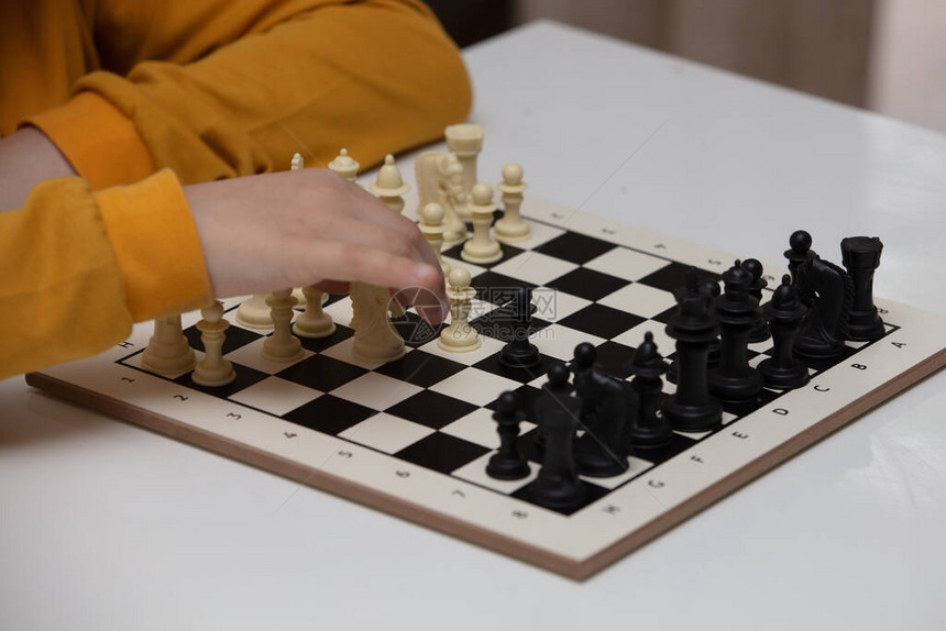 学生面前的象棋板上男孩想着下图片