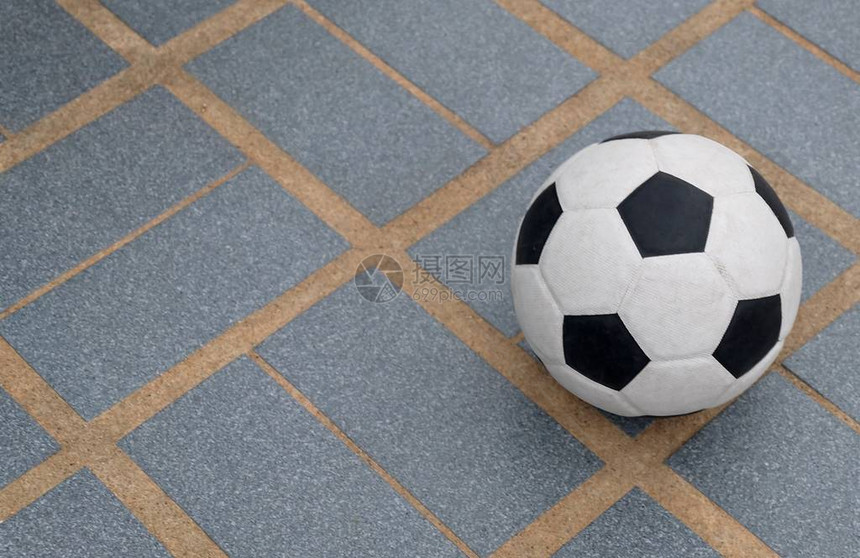 足球或足球在协会足球运动中使用的地板上世界上最受欢图片