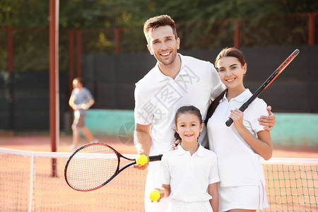 网球场上的幸福家庭图片