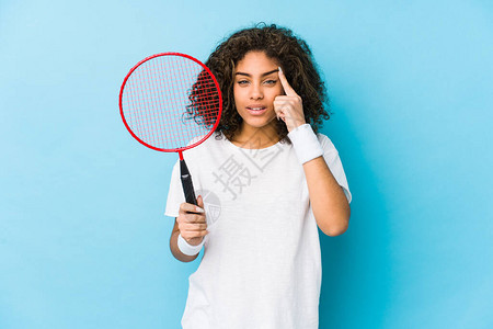 玩羽毛球的非洲年轻女对食腐者表现出了失望的姿态图片