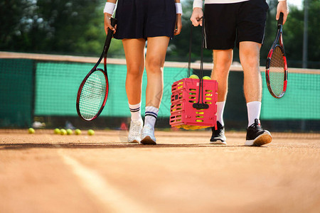 游戏结束后离开网球法庭携带设备网球游戏概念Ten图片
