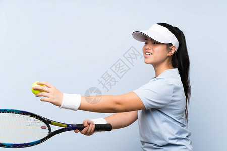 打网球的年轻亚裔女孩图片