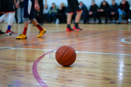 地板上的篮球背景模糊图片