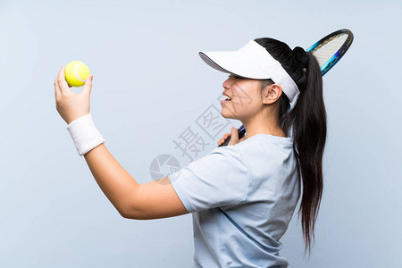 打网球的年轻亚裔女孩图片